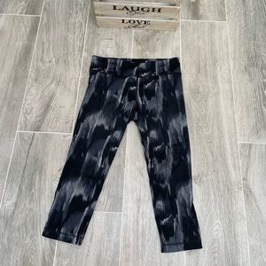 Under Armor all season gear fitted Capri pants